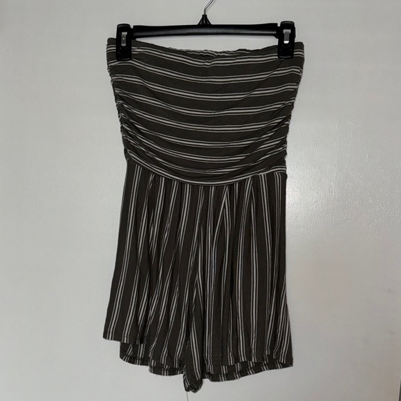 Heart and hips- Striped Strapless romper - size medium (runs small) - Picture 3 of 4